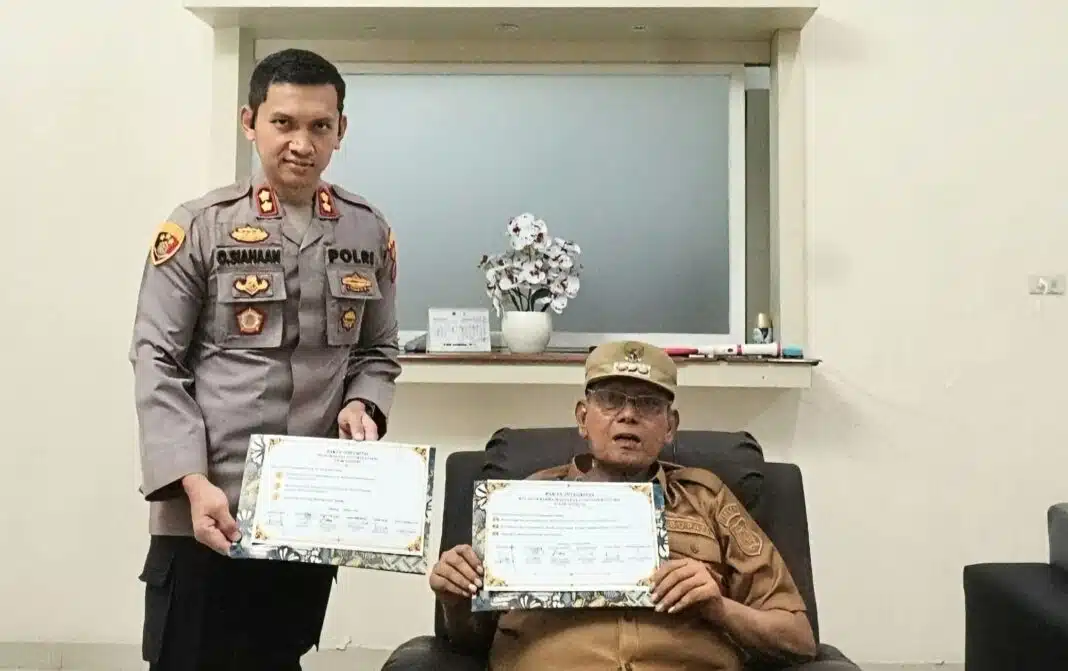 Bupati Dairi Vickner Sinaga bersama Kapolres AKBP Otniel Sagala menyatakan komitmen bersama untuk memerangi Narkoba ditandai penandatanganan Pakta integritas (istimewa)