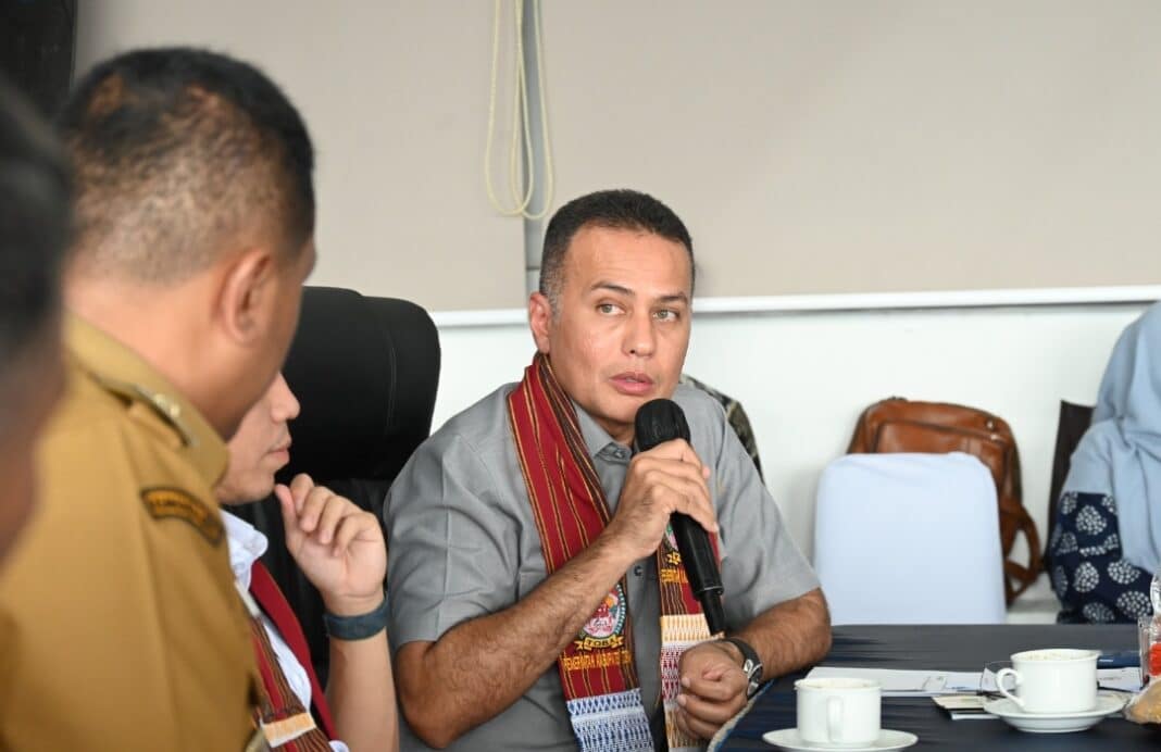 Anggota BKSAP DPR RI Musa Rajekshah menyampaikan dorongan pengembangan sport tourism Danau Toba dalam agenda BKSAP Day di Kabupaten Toba, Sumatera Utara, Senin (26/10/2026). Ia mendorong promosi potensi wisata melalui forum internasional serta koordinasi pembangunan infrastruktur, terutama jalan yang menjadi prioritas daerah. (Foto: Mahendra/Karisma).