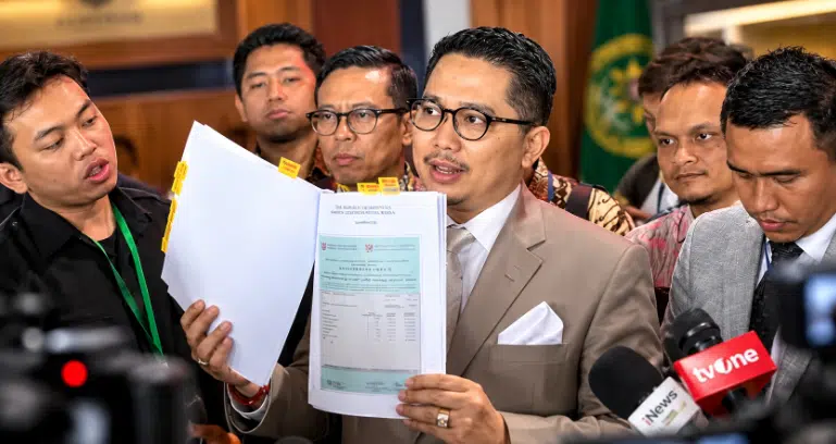 Kuasa hukum Wakil Presiden Gibran Rakabuming Raka, Muhammad Rullyandi, menunjukkan dokumen riwayat pendidikan kliennya kepada awak media dalam rangkaian persidangan di PTUN Jakarta, Kamis (29/10/2026).