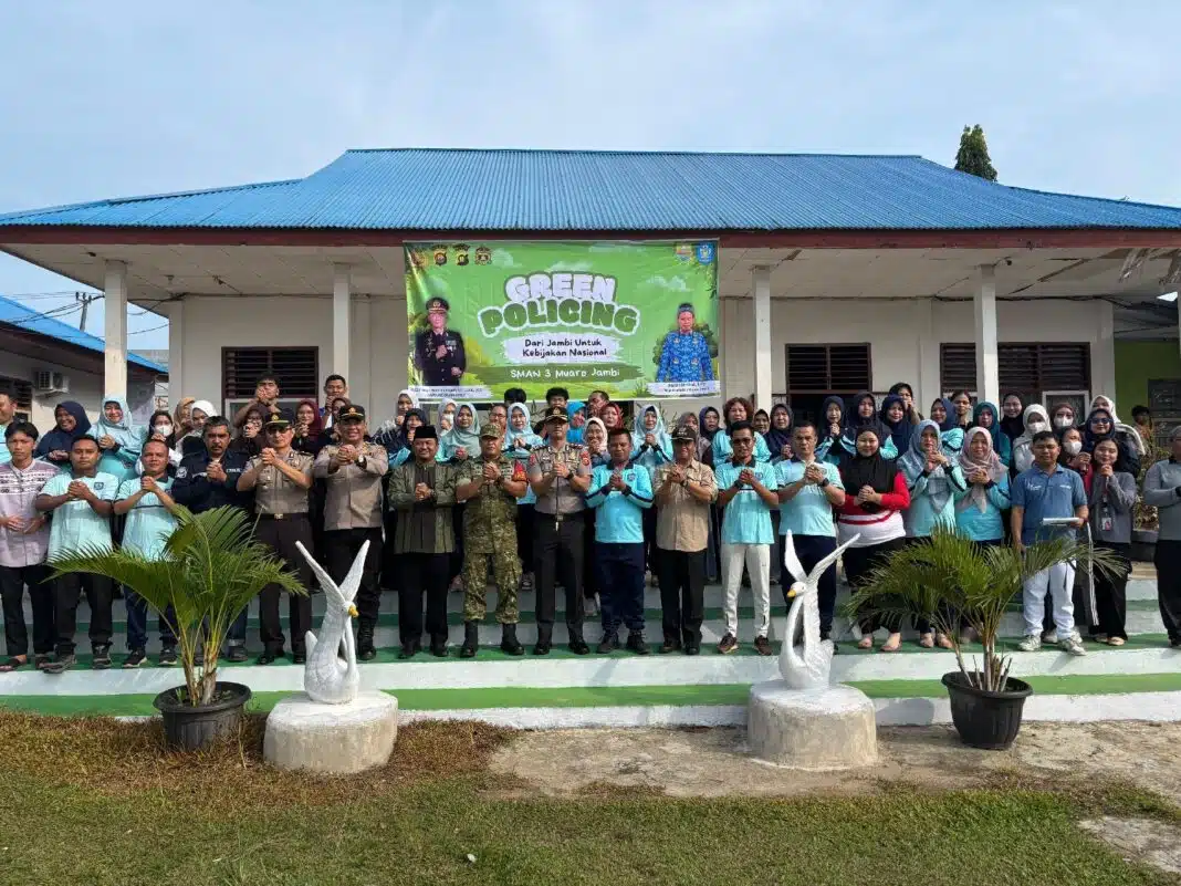 Kapolres Muaro Jambi AKBP Bayu Noormansyah bersama jajaran kepolisian, TNI, pihak sekolah, dan para pelajar saat melaksanakan kegiatan Green Policing untuk menanamkan kesadaran menjaga kelestarian lingkungan di SMA Negeri 3 Muaro Jambi, Desa Nagasari, Kecamatan Mestong, Jumat (30/10/2026). (Foto Dok. Bid Humas Polda Jambi)