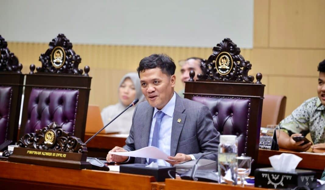 Ketua Komisi III DPR RI Habiburokhman menyampaikan pandangannya mengenai pembaruan hukum pidana, kebebasan berekspresi, dan penanganan demonstrasi dalam evaluasi dua tahun pemerintahan Prabowo-Gibran. (Foto: Aaron/mrs)