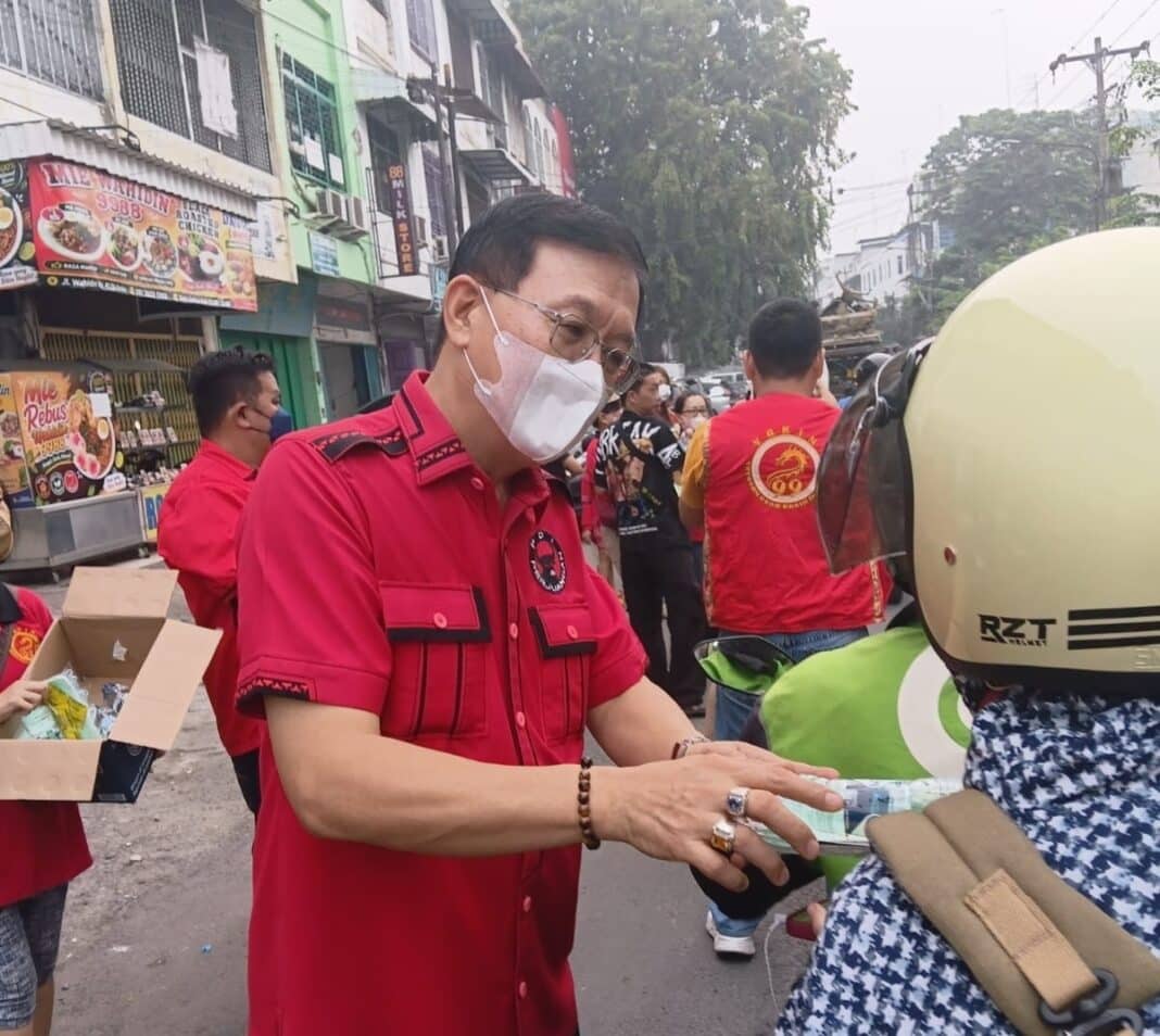 Anggota DPRD Sumatera Utara, Hasyim, SE, membagikan masker dan vitamin gratis kepada pengendara di Jalan Wahidin, Medan, Kamis (15/10/2026), sebagai bentuk kepedulian terhadap kesehatan masyarakat di tengah ancaman kabut asap akibat karhutla. (Foto Dok. Akok Batak/Ist. deteksi.co)
