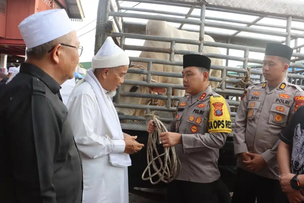 elaksanaan Haul (HUL) ke-103 Tuan Guru Babussalam di Desa Besilam, Kecamatan Padang Tualang, Kabupaten Langkat, Sumatera Utara, terus mengalir. Kali ini, dukungan datang dari Kapolres Langkat AKBP Hannry P.H. Tambunan, S.E., S.I.K., berupa bantuan satu ekor sapi untuk mendukung kelancaran rangkaian kegiatan haul, Kamis (29/10/2026).