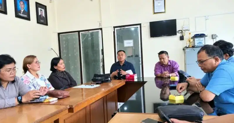 Ketua PWI Sumut Farianda Putra Sinik bersama pengurus dan panitia saat rapat pembentukan Panitia Perayaan Natal PWI Sumut 2026 di Gedung PWI Sumut, Jalan Adinegoro, Medan, Senin (12/10/2026).