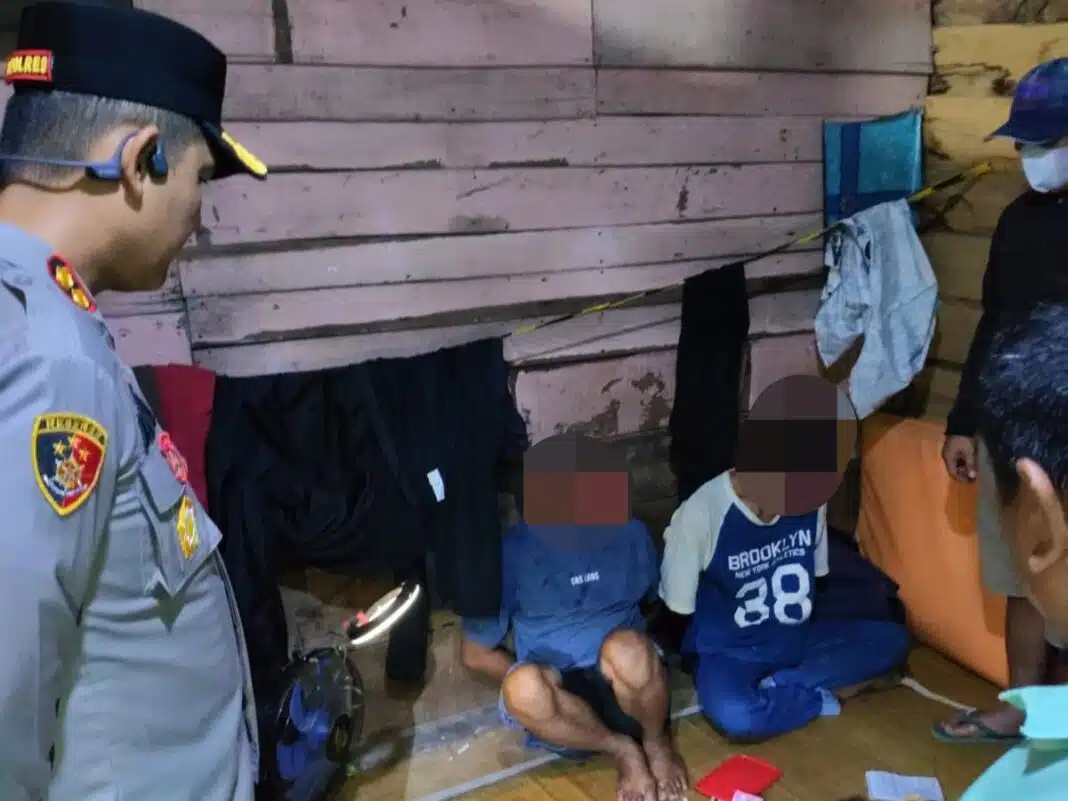 Kapolres Tapteng AKBP Muhammad Alan Haikel (kiri) menggrebek Kampung Narkoba di Hajoran, Selasa (20/10/2026). ( Foto: DETEKSI. co / Humas Polres Tapteng)