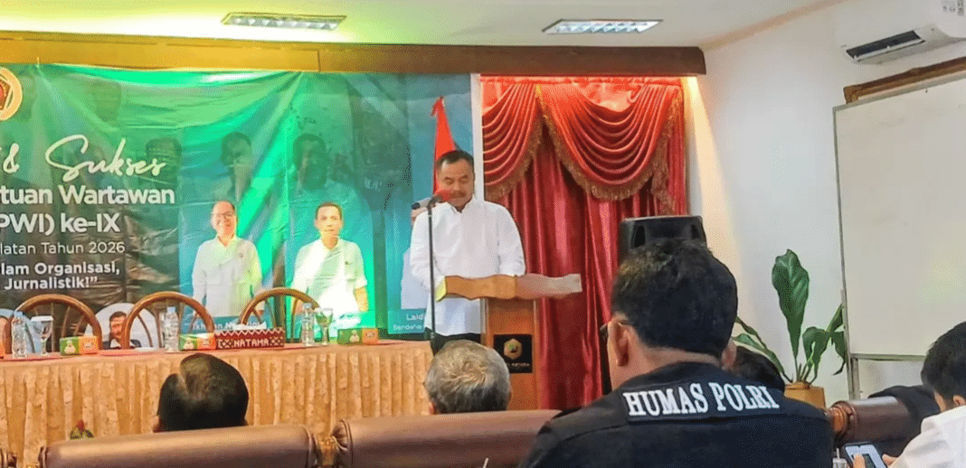 Ketua PWI Sumut Farianda Putra Sinik menyampaikan sambutan pada Konferensi IX PWI Tabagsel di Aula Natama Hotel Padangsidimpuan, Kamis (29/10/2026). Ia menekankan pentingnya jiwa entrepreneur, kemandirian organisasi, profesionalisme, dan kesejahteraan anggota.