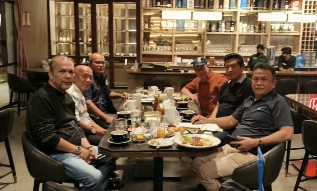 Ketua OC Konferensi PWI Sumut Rifki Warisan, Sekretaris OC SR Hamonangan Panggabean, Ketua SC Taufik Wal Hidayat, saat berdikusi dengan Ketua Bidang Organisasi PWI Pusat Zulkifli Gani Ottoh, Ketua Bidang Pembelaan dan Pembinaan Hukum Anrico Pasaribu dan Anggota Dewan Pakar Muhammad Amru di Medan, Jumat malam (30/10/2026)