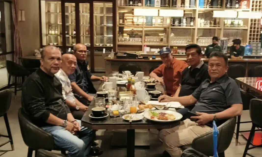 Ketua OC Konferensi PWI Sumut Rifki Warisan, Sekretaris OC SR Hamonangan Panggabean, Ketua SC Taufik Wal Hidayat, saat berdikusi dengan Ketua Bidang Organisasi PWI Pusat Zulkifli Gani Ottoh, Ketua Bidang Pembelaan dan Pembinaan Hukum Anrico Pasaribu dan Anggota Dewan Pakar Muhammad Amru di Medan, Jumat malam (30/10/2026)