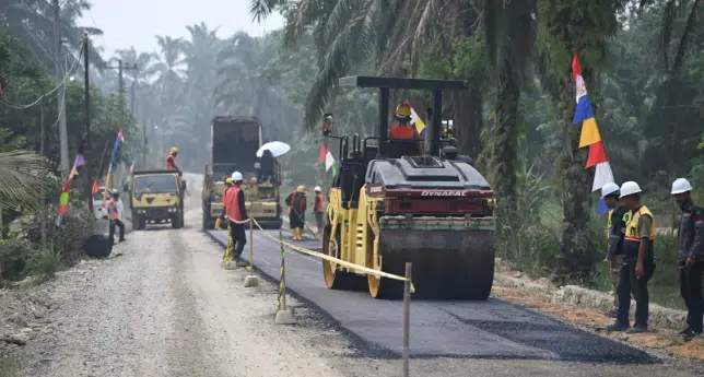 Gubernur Sumatera Utara Muhammad Bobby Afif Nasution bertemu masyarakat di Desa Rintis, Kabupaten Labuhanbatu Selatan, saat meninjau perbaikan ruas jalan Labusel–Rintis–Ujung Padang–Salingsing yang ditargetkan rampung akhir 2026. (Foto Dok. Kominfo Sumut)