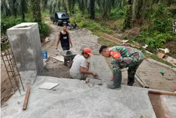 Pembangunan jembatan beton di Desa Hasahatan II, Kecamatan Dolok, Kabupaten Padang Lawas Utara, mencapai progres 95 persen hingga 26 Oktober 2026. Pengerjaan difokuskan pada pengecoran lantai jembatan oleh personel Kodim 0212/Tapanuli Selatan bersama masyarakat setempat. (Foto Dok. Pendam I/BB)