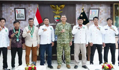 Pangdam I/Bukit Barisan Mayjen TNI Hendy Antariksa menerima audiensi Pengurus Wilayah KAMMI Sumatera Utara di ruang kerja Pangdam I/BB, Makodam I/BB, Medan. Pertemuan membahas gagasan kolaborasi ketahanan pangan dan rencana dialog Cipayung Plus untuk mendorong perdamaian di Papua.(Foto Dok. Pendam I/BB)