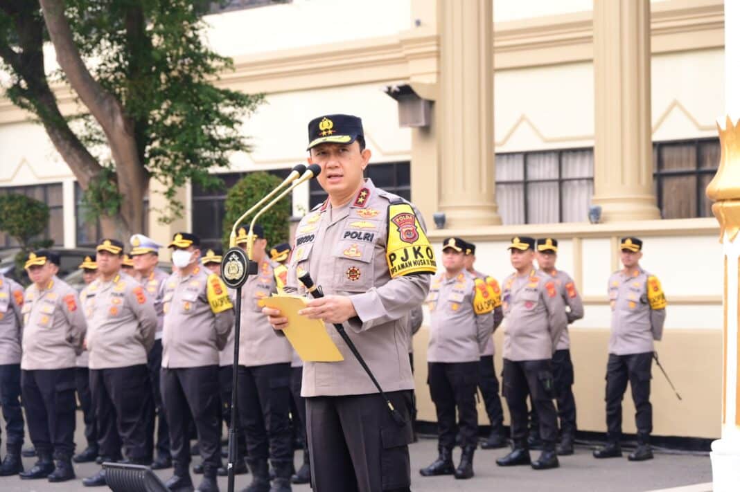 Kapolda Jambi Irjen Pol. Drs. Widodo, S.H., M.H., memimpin apel pagi personel Polda Jambi di Lapangan Hitam Mapolda Jambi, Kamis (15/10/2026). Dalam arahannya, ia menekankan pentingnya integritas, disiplin, soliditas, dan pelayanan humanis serta meminta personel membuktikan pengabdian melalui kerja nyata bagi masyarakat. (Foto Dok. Bid Humas Polda Jambi)