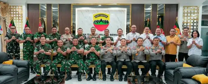 Kapolda Sumatera Utara Irjen Pol. Sonny Irawan bersilaturahmi dengan Panglima Kodam I/Bukit Barisan di Markas Kodam I/Bukit Barisan, Sumatera Utara, untuk memperkuat komunikasi dan sinergi TNI-Polri dalam menjaga stabilitas keamanan wilayah. (Foto Bid. Bid Humas Polda Sumut)