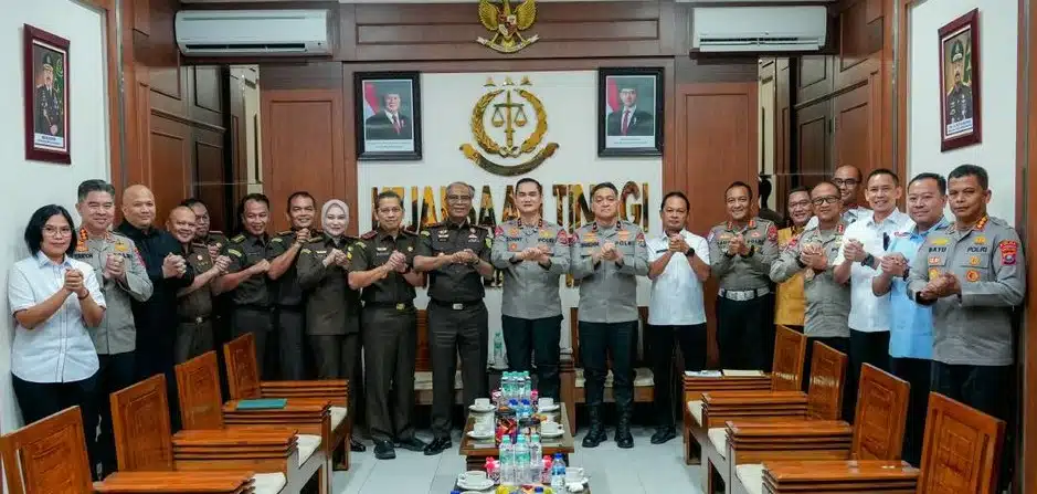 Kapolda Sumatera Utara Irjen Pol. Sonny Irawan bersama Wakapolda Sumut Brigjen Pol. Naek Pamen Simanjuntak dan sejumlah pejabat utama Polda Sumut bersilaturahmi ke Kantor Kejaksaan Tinggi Sumatera Utara, Selasa (13/10), untuk mempererat koordinasi dan sinergi dalam mendukung penegakan hukum. (Foto Dok. Bid. Humas Polda Sumut)