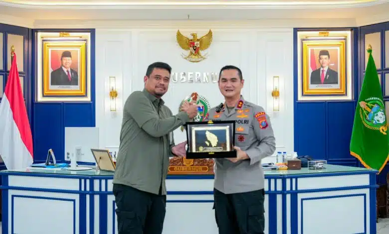 Kapolda Sumatera Utara Irjen Pol. Sonny Irawan bersilaturahmi dengan Gubernur Sumatera Utara Muhammad Bobby Afif Nasution di Kantor Gubernur Sumut, Medan, Selasa (13/10), untuk memperkuat koordinasi dalam menjaga keamanan dan mendukung pembangunan daerah. (Foto Dok. Bid. Humas Polda Sumut)