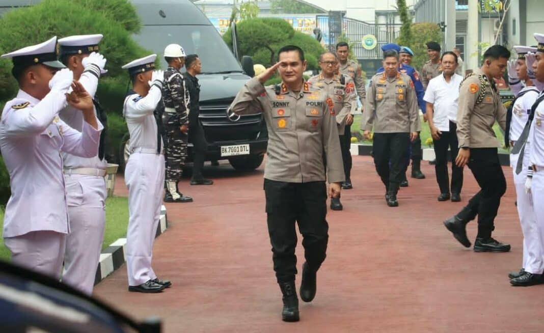 Kapolda Sumatera Utara Irjen Pol Sonny Irawan bersama Dankodaeral I Belawan Laksamana Muda TNI Deny Septiana dan jajaran pejabat kedua institusi saat silaturahmi di Markas Kodaeral I Belawan, Medan, Kamis (15/10/2026), untuk memperkuat sinergi TNI-Polri dalam menjaga keamanan wilayah Sumatera Utara.