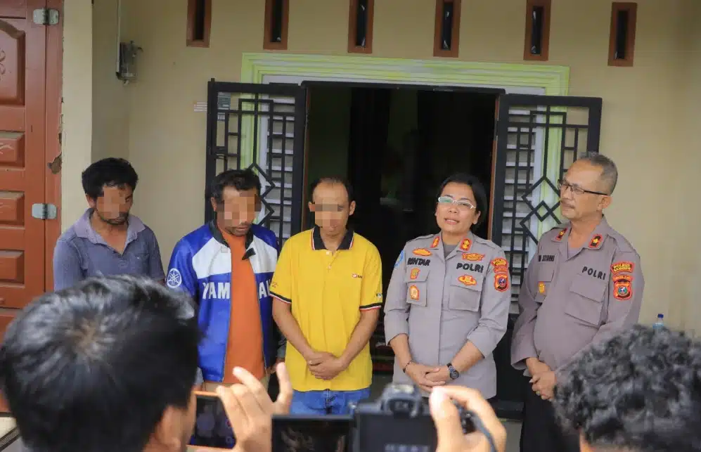 Kapolres Samosir AKBP Rina Sry Nirwana Tarigan bersama jajaran pejabat utama mendatangi kediaman RN di Desa Parbuluan VI, Kabupaten Dairi, Jumat (9/10/2026), untuk menyampaikan permohonan maaf dan membahas tindak lanjut dugaan tindakan kekerasan yang melibatkan oknum personel kepolisian.