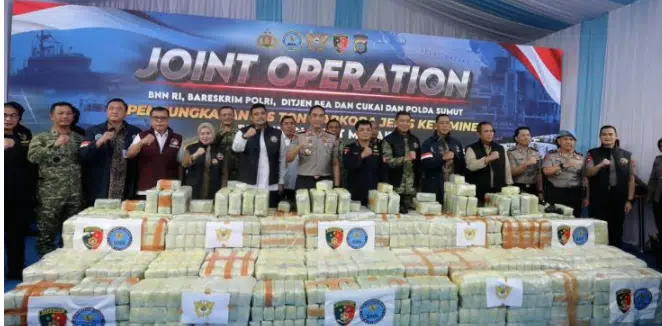 Kapolri Jenderal Polisi Suyudi Ario Seto bersama aparat gabungan mengungkap dugaan penyelundupan 1,16 ton ketamin HCl dari kapal MT Global 168 di perairan Sumatera Utara. Dalam kasus ini, seorang awak kapal berinisial YCY ditetapkan sebagai tersangka, sedangkan tujuh awak lainnya masih berstatus saksi. (Foto Dok. Bid Humas Polda Sumut)