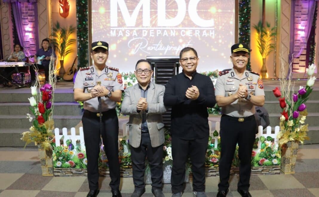 Kapolres Labuhanbatu AKBP Wahyu Endrajaya menyampaikan pesan kamtibmas kepada jemaat Gereja Kristen Perjanjian Baru MDC dalam kegiatan Minggu Kasih di Rantauprapat, Kabupaten Labuhanbatu, Minggu (25/10/2026). Kegiatan ini bertujuan mempererat hubungan Polri dengan masyarakat serta mengajak warga menjaga keamanan, toleransi, dan kerukunan bersama.