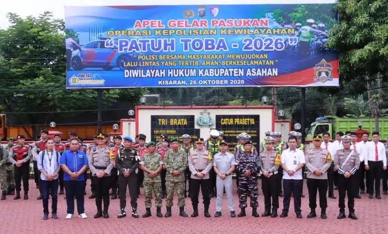 Kapolres Asahan AKBP Adi Dharma Pramudhita memimpin Apel Gelar Pasukan Operasi Patuh Toba 2026 di halaman Mapolres Asahan, Kisaran, Senin (26/10/2026). Kegiatan ini menjadi bagian dari kesiapan personel bersama instansi terkait untuk meningkatkan ketertiban dan keselamatan berlalu lintas di Kabupaten Asahan. (Foto Dok. Bid. Humas Polda Sumut)