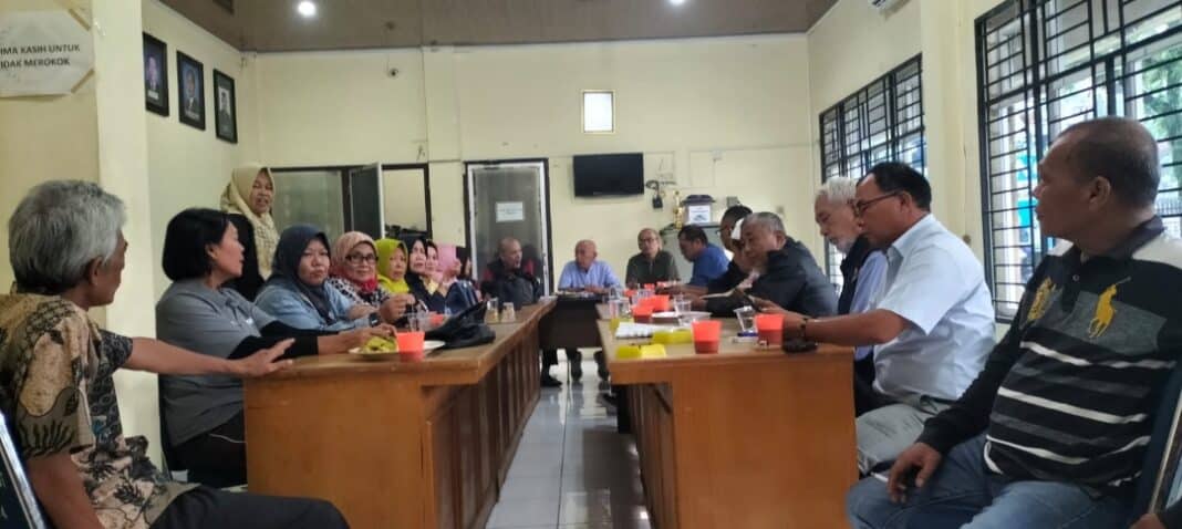 Ketua Panitia Konferensi PWI Sumut Rifki Warisan bersama jajaran panitia saat membahas persiapan Konferensi PWI Sumut periode 2026–2031 di Sekretariat PWI Sumut, Jalan Adinegoro, Medan, Jumat (16/10/2026).