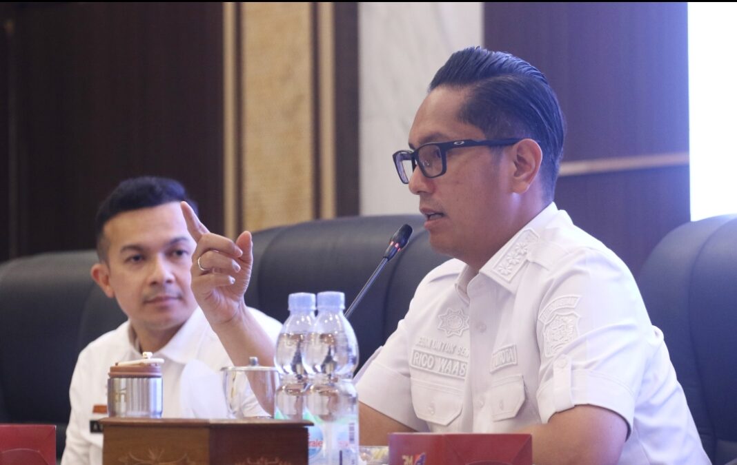 Wali Kota Medan Rico Tri Putra Bayu Waas memberikan arahan dalam Rapat Evaluasi Penerimaan Pajak Daerah Tahun 2026 di Balai Kota Medan, Rabu (7/10/2026).