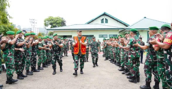 Pangdam I/Bukit Barisan Mayjen TNI Hendy Antariksa memberikan pengarahan kepada prajurit Kodim 0213/Nias saat kunjungan kerja di Makodim 0213/Nias, Kota Gunungsitoli, Kamis (15/10/2026). Dalam arahannya, Pangdam menekankan profesionalisme, kedekatan dengan masyarakat, dukungan terhadap pembangunan, serta pentingnya menjauhi pelanggaran. (Foto Dok. Pendam I/BB)