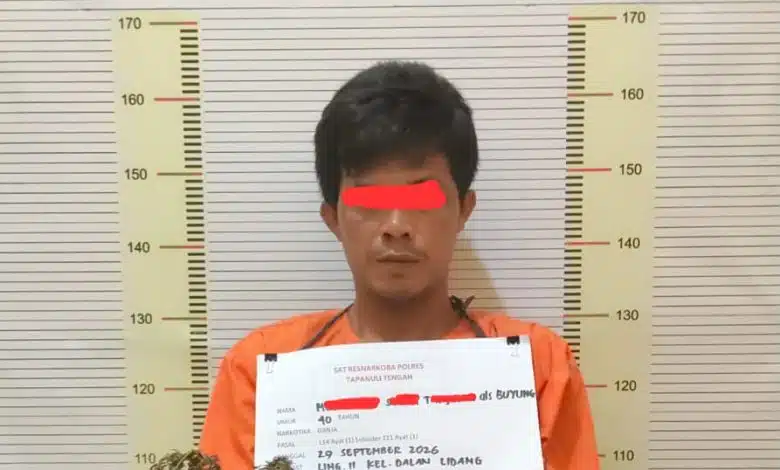 Personel Satresnarkoba Polres Tapanuli Tengah mengamankan MST alias Buyung bersama barang bukti dua paket ganja dengan berat bruto sekitar 500 gram di Kelurahan Kalangan, Kecamatan Pandan, Tapteng. (Foto Dok. Bid Humas Polda Sumut)