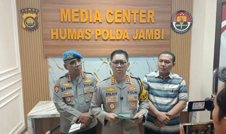 Kabid Humas Polda Jambi Kombes Pol. Erlan Munaji bersama pejabat terkait menyampaikan perkembangan penanganan dugaan penipuan rekrutmen Bintara Polri Tahun Anggaran 2026 dalam kegiatan doorstop di Media Center Bidhumas Polda Jambi, Jumat (16/10/2026). Dua personel telah dijatuhi sanksi PTDH melalui sidang kode etik, tetapi sedang mengajukan banding. Sementara itu, penanganan sembilan laporan polisi dan pemeriksaan personel lain masih berlangsung. (Foto Dok. Bid. Humas Polda Jambi)
