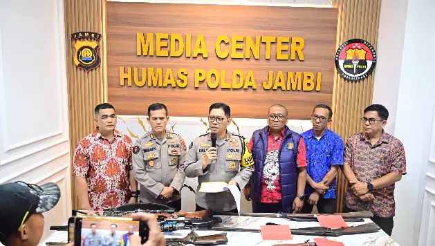 Kabid Humas Polda Jambi Kombes Pol. Erlan Munaji bersama Wadir Reskrimum Polda Jambi AKBP Imam Rachman menyampaikan perkembangan pengungkapan kasus penyerangan dan penembakan Mako Polres Merangin dalam konferensi pers di Media Center Bidhumas Polda Jambi, Jumat (30/10/2026). (Foto Dok. Bid. Humas Polda Jambi)