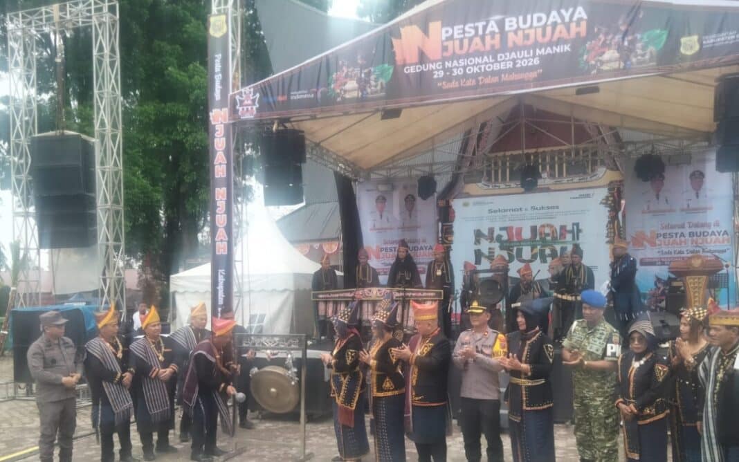 Wakil Bupati Dairi, Wahyu Daniel Sagala didampingi Forkopimda dan Tokoh Adat memukul gong yang menandai pembukaan pesta Budaya Njuah-Njuah Kabupaten Dairi tahun 2026, Kamis (29/10/2026) (DETEKSI.co/Parulian Phsp Nainggolan)