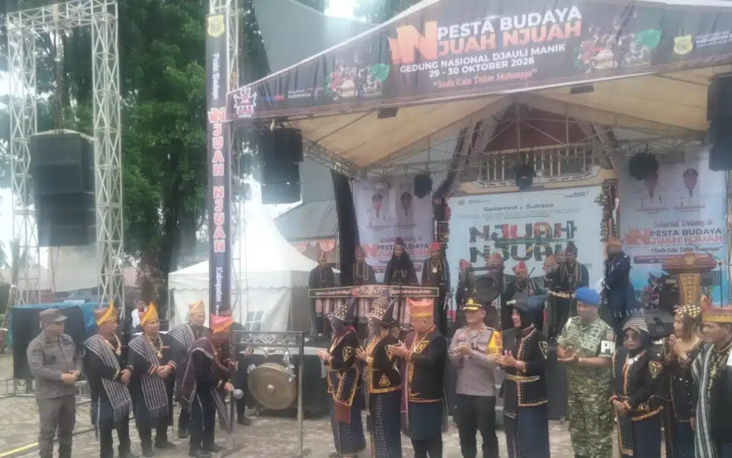 Wakil Bupati Dairi, Wahyu Daniel Sagala didampingi Forkopimda dan Tokoh Adat memukul gong yang menandai pembukaan pesta Budaya Njuah-Njuah Kabupaten Dairi tahun 2026, Kamis (29/10/2026) (DETEKSI.co/Parulian Phsp Nainggolan)
