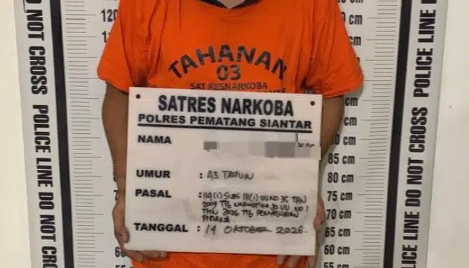 Personel Satresnarkoba Polres Pematangsiantar mengamankan seorang pria berinisial YHP dalam kasus dugaan kepemilikan ganja seberat 470 gram bruto di Jalan Jati, Kecamatan Siantar Utara, Senin (12/10/2026). Polisi turut menyita sebuah tas kertas, tiga lembar kertas nasi, dan satu unit telepon genggam untuk kepentingan penyidikan. (Foto Dok. Bid. Humas Polda Sumut)