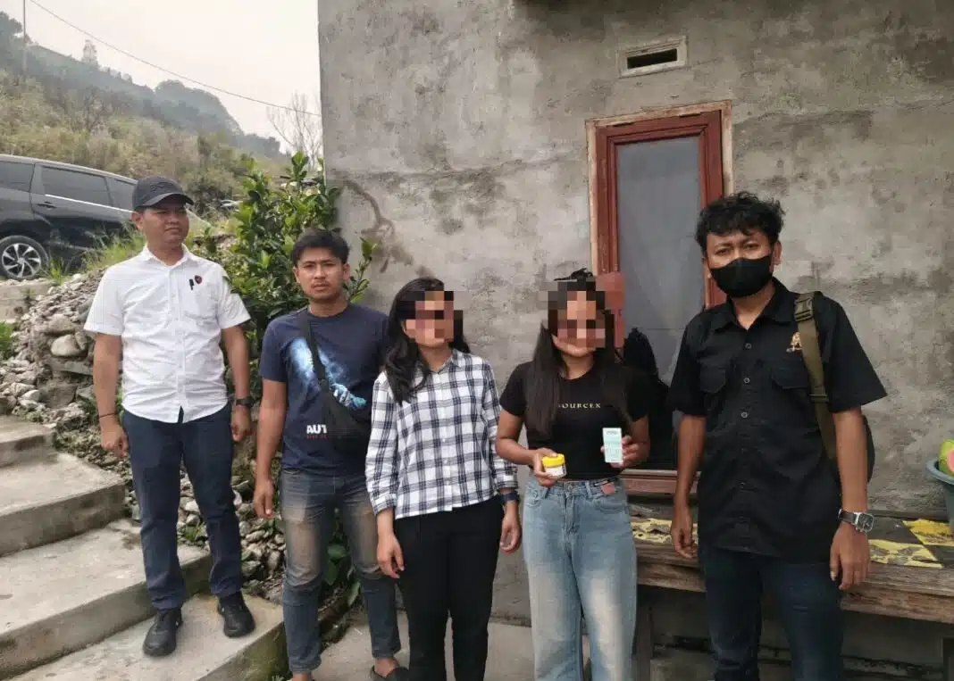 Teks foto berita: Personel gabungan Polres Samosir bersama unsur pemerintah daerah melaksanakan kegiatan pemberantasan dan pemulihan kawasan rawan narkoba di sejumlah lokasi di Kecamatan Pangururan, Kabupaten Samosir, pada 15–17 Oktober 2026.