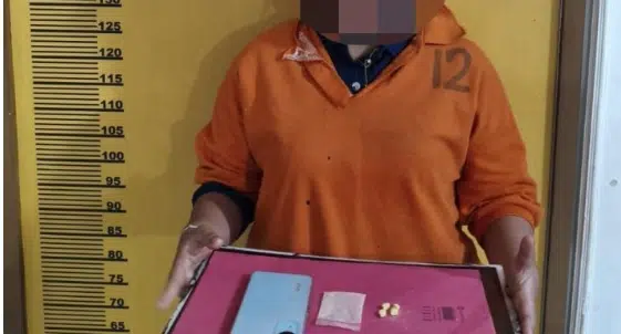 Petugas Polsek Batang Cenaku mengungkap dugaan penyimpanan empat butir pil ekstasi dengan berat kotor 1,84 gram di area Cafe Lesa, Desa Ekok, Kecamatan Batang Cenaku, Kabupaten Indragiri Hulu, Minggu (18/10/2026) dini hari. (Foto Dok. Bid Humas Polda Riau)