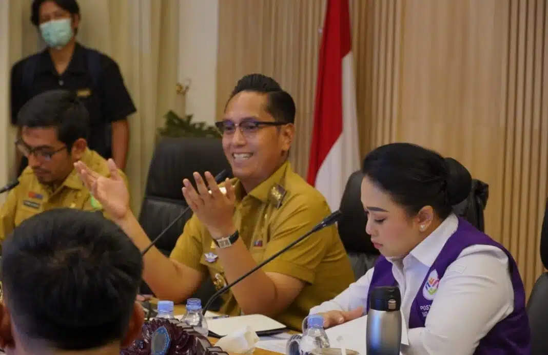 Wali Kota Medan Rico Tri Putra Bayu Waas saat memimpin Rapat Konsolidasi Penguatan Tata Kelola Posyandu 6 Standar Pelayanan Minimal (SPM) di Rumah Dinas Wali Kota Medan, Senin (5/10/2026).