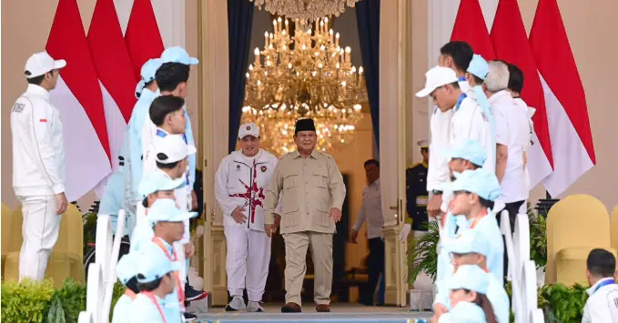 Presiden Prabowo Subianto menyerahkan apresiasi dan bonus secara simbolis kepada perwakilan atlet dan pelatih Indonesia peraih medali Asian Games ke-20 dan Asian Para Games ke-5 Aichi-Nagoya 2026 di halaman Istana Merdeka, Jakarta, Kamis (29/10/2026). (Foto: BPMI Setpres)