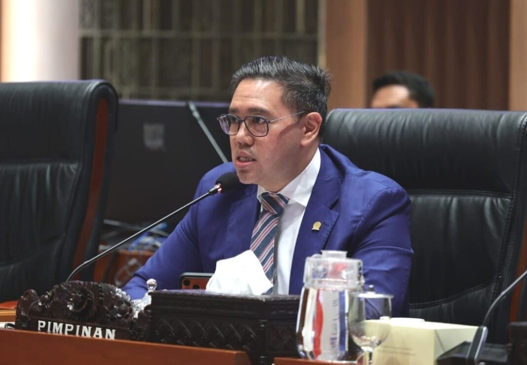 Wakil Ketua Komisi I DPR RI Dave Laksono mendorong percepatan revisi UU Peradilan Militer setelah MK mengeluarkan Putusan Nomor 260/PUU-XXIII/2025. Revisi tersebut diharapkan memperjelas batas kewenangan peradilan militer dan peradilan umum. (Kredit foto: Alma/mrs)