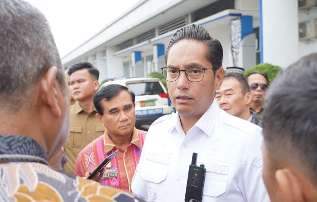 Wali Kota Medan Rico Tri Putra Bayu Waas menghadiri konferensi pers pengungkapan dugaan penyelundupan 1,16 ton ketamin HCl sekaligus deklarasi bersama menolak narkoba di Terminal Bandar Deli, Belawan, Jumat (23/10/2026). Rico mendukung sinergi aparat dan pemerintah untuk menekan peredaran narkotika di Sumatera Utara, khususnya Kota Medan.