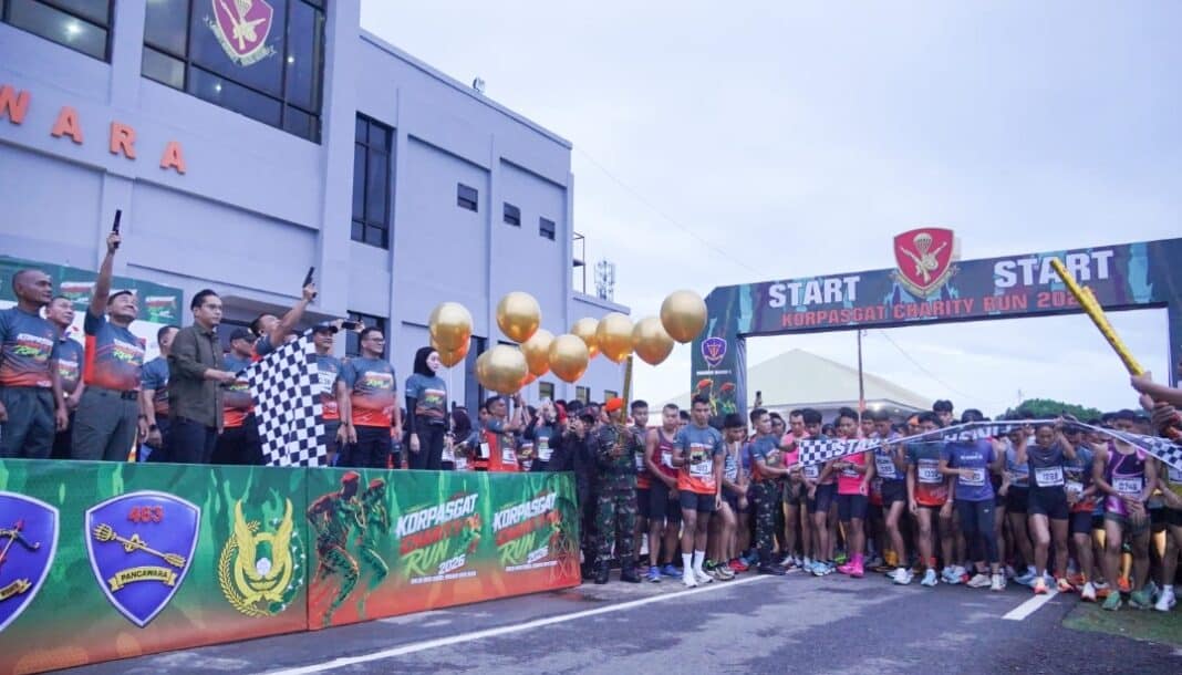 Wali Kota Medan Rico Tri Putra Bayu Waas bersama Danyon Parako 463 Pasgat Medan Letkol Pas Jhon Herdiansyah Siregar melepas peserta Korpasgat Charity Run 2026 di Kecamatan Medan Polonia, Minggu (25/10/2026). Ajang lari 5 kilometer ini digelar untuk memperingati HUT ke-79 Korpasgat sekaligus menggalang kepedulian sosial bagi masyarakat yang membutuhkan.