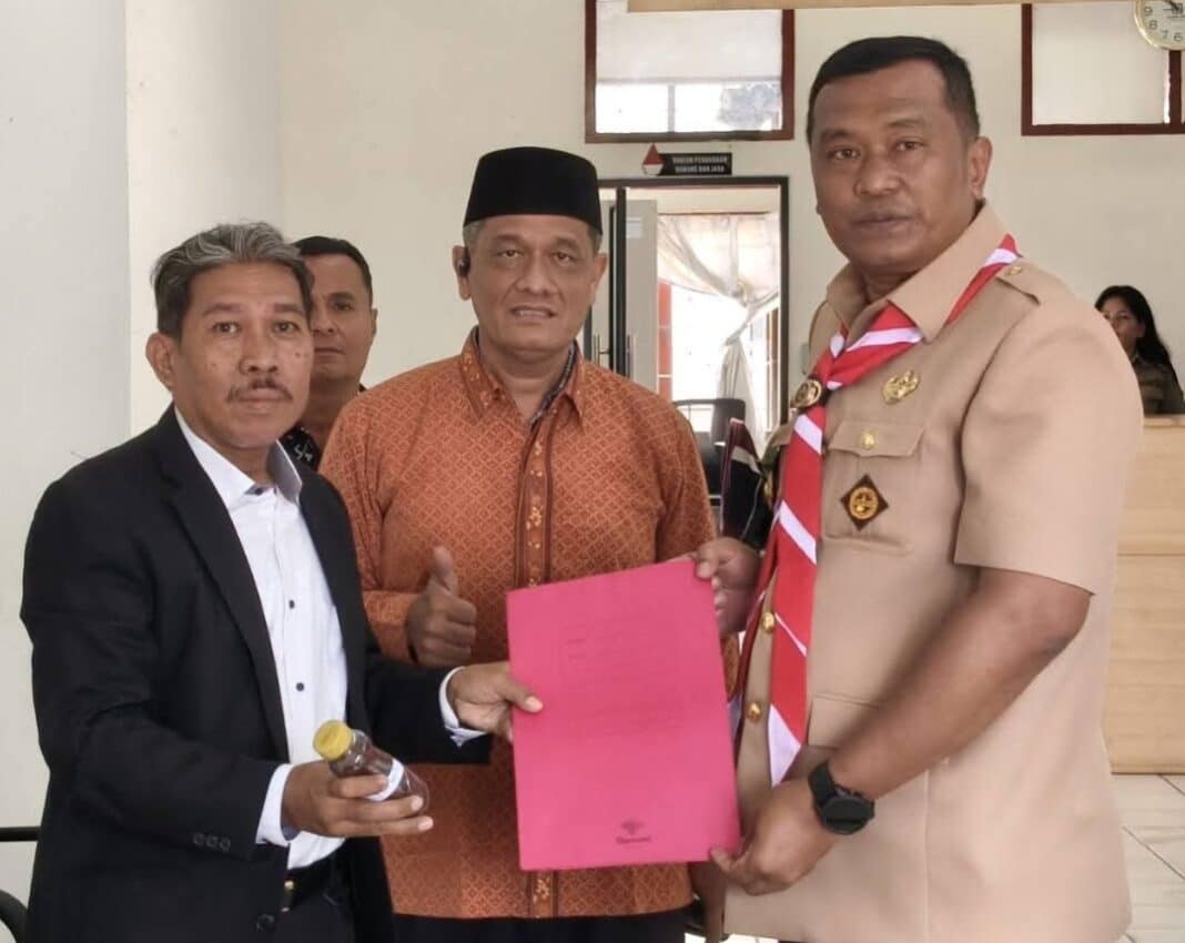Ketua Umum DPP LSM KAKI sekaligus Ketua Umum Forum Bangso Batak Berjuang, Ganda Sirait, menyerahkan bantuan 10.000 bibit petai cina kepada Bupati Toba, Effendi Napitupulu, di pendopo Kantor Bupati Toba, Jumat (9/10/2026), sebagai tahap awal program penghijauan yang ditargetkan mencapai satu juta bibit pohon.
