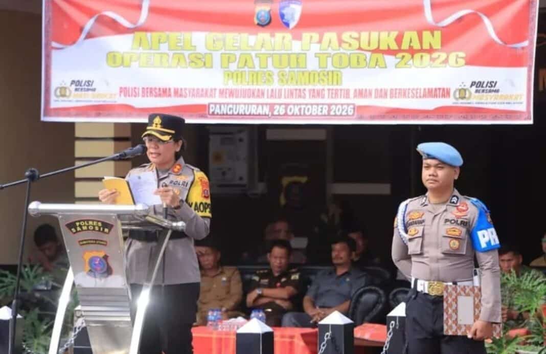 Kapolres Samosir AKBP Rina Sry Nirwana Tarigan memimpin Apel Gelar Pasukan Operasi Patuh Toba 2026 di Mako Polres Samosir, Senin (26/10/2026). Operasi berlangsung hingga 8 November 2026 untuk meningkatkan disiplin dan keselamatan berlalu lintas.