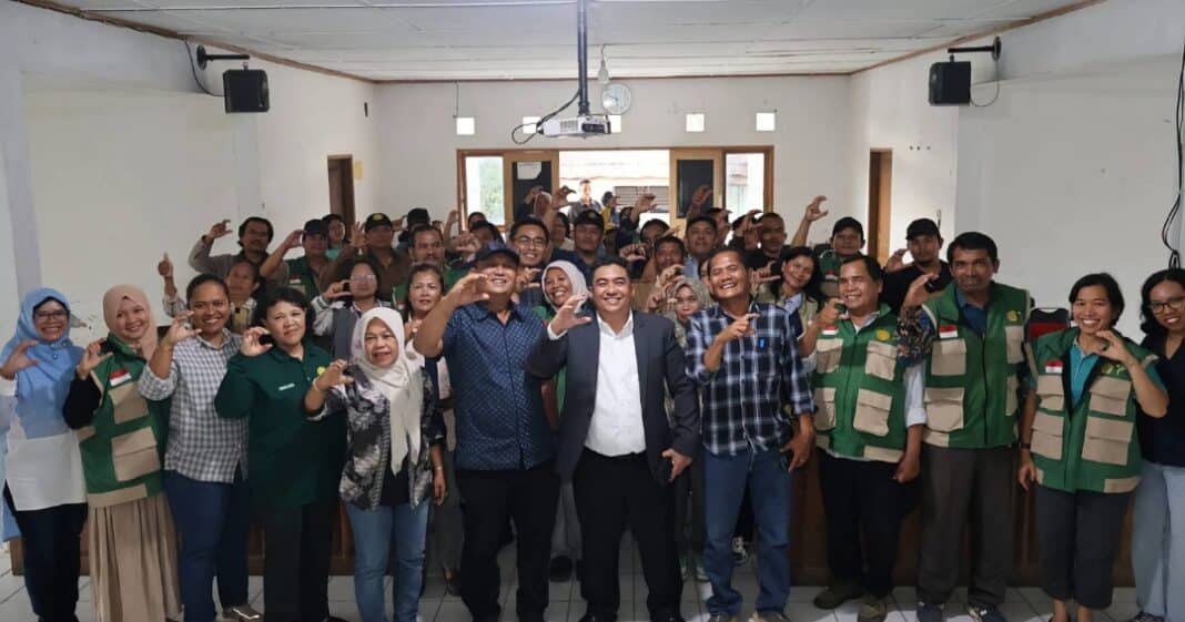 Direktur Tanaman Semusim dan Tahunan Dirjen Perkebunan, Kementerian Pertanian, Abdul Roni Angkat didampingi Wakil Bupati Dairi Wahyu Daniel Sagala, Kepala DPKPP Kesti Angkat, menggelar diskusi dengan para PPL di Aula Dinas Pertanian Ketahanan Pangan dan Perikanan. Kabupaten Dairi. (Istimewa)