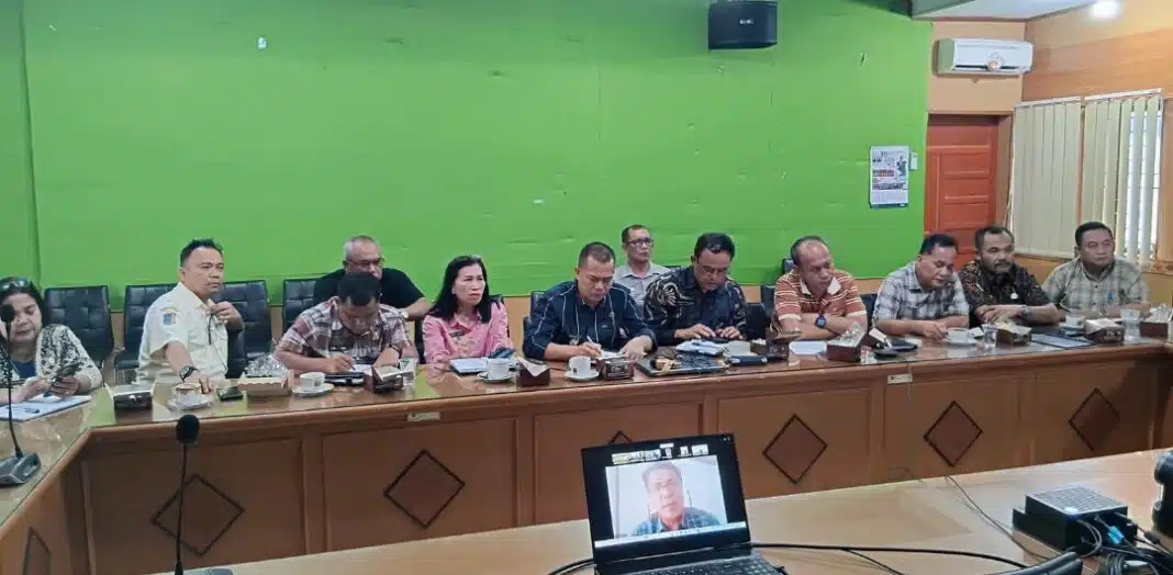 Pemkab Dairi menyampaikan usulan penyelesaian penguasaan tanah dalam kawasan hutan melalui Program TORA, pada rapat koordinasi yang berlangsung secara daring dengan Direktorat jenderal Planologi Kehutanan,Kementerian Kehutanan. (Istimewa)