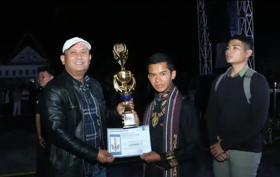 Wakil Bupati Dairi Wahyu Daniel Sagala menyerahkan apresiasi dan hadiah kepada para pemenang lomba, pada penutupan pesta Budaya Njuah-NJuah Kabupaten Dairi tahun 2026, di Gedung Nasional Djauli Manik, Jumat (30/10/2026) malam. (istimewa)