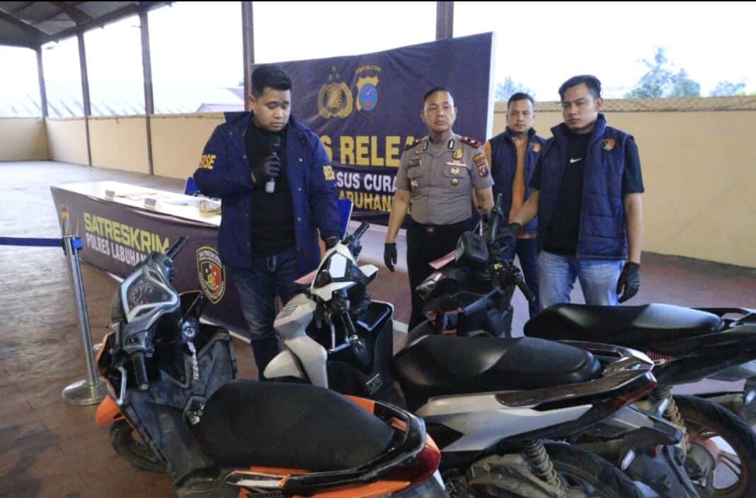Wakapolres Labuhanbatu KOMPOL P.S. Simbolon bersama Kasat Reskrim AKP M. Jihad Fajar Balman saat konferensi pers pengungkapan dua kasus pencurian sepeda motor dengan mengamankan tiga pria yang diduga terlibat, Sabtu (31/10/2026).