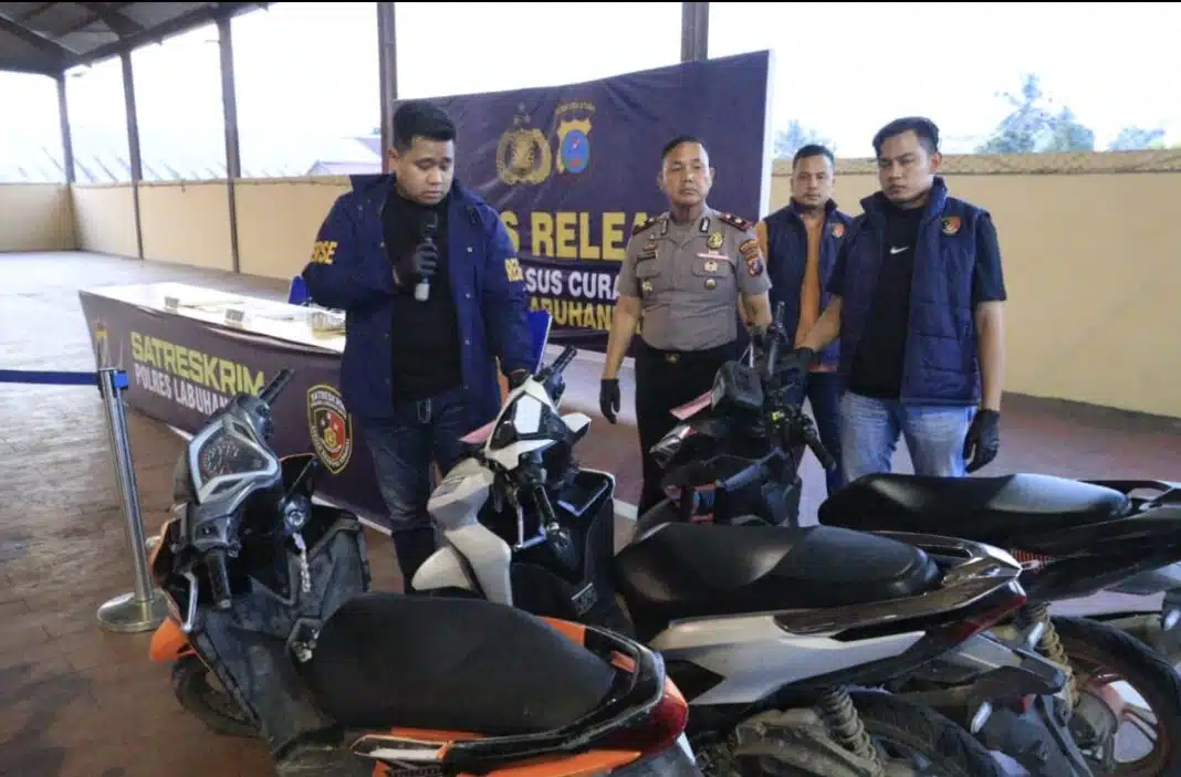Wakapolres Labuhanbatu KOMPOL P.S. Simbolon bersama Kasat Reskrim AKP M. Jihad Fajar Balman saat konferensi pers pengungkapan dua kasus pencurian sepeda motor dengan mengamankan tiga pria yang diduga terlibat, Sabtu (31/10/2026).