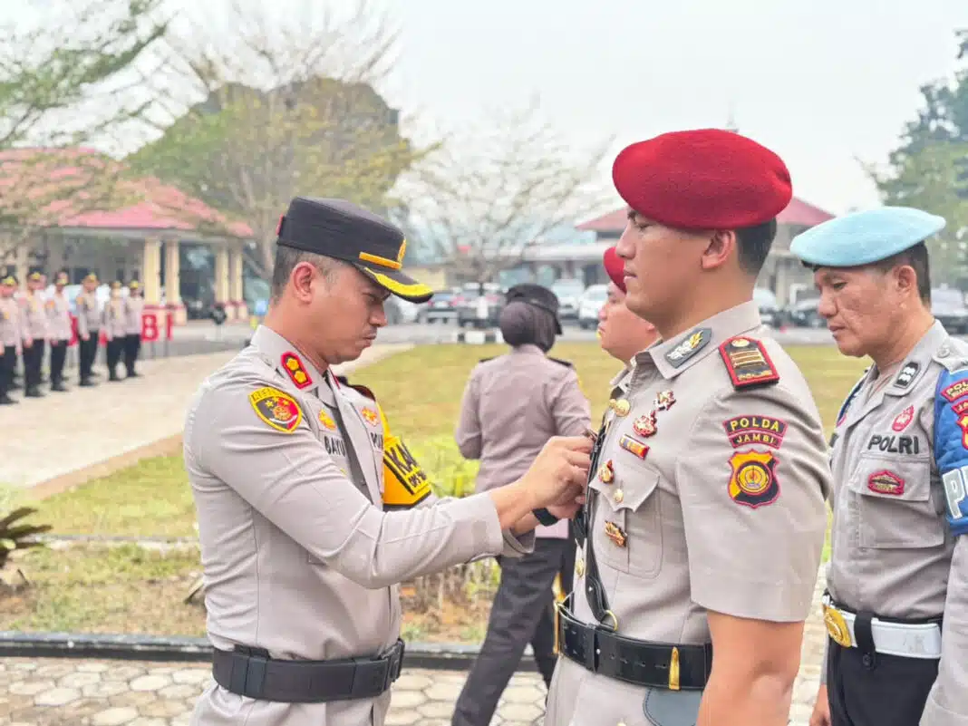 Kapolres Muaro Jambi AKBP Bayu Noormansyah memimpin Sertijab Kasat Reskrim sekaligus prosesi pelepasan personel yang memasuki masa purna bakti di Mapolres Muaro Jambi, Kamis (1/10/2026). (Foto Dok. Bid. Humas Polda Jambi)